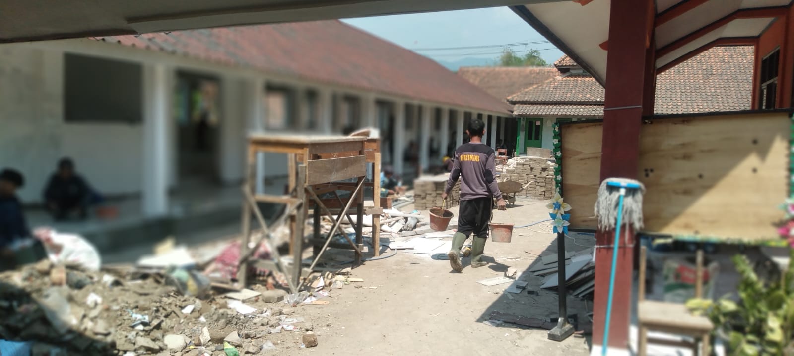 PEKERJA REVITALISASI PEMBANGUNAN SDN AMBIT ABAIKAN APD